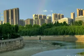 雨后济南出彩虹图片