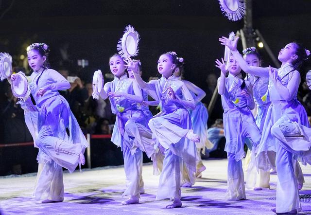 北京城市副中心古城遗址旁，市民看表演、赏圆月
