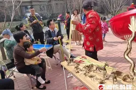 螳螂、蝎子、蚂蚱……他用棕榈叶编出“动物世界”图片