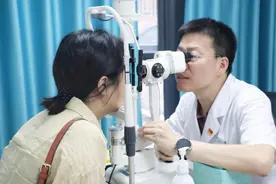提醒！眼睛别随便揉，当心把眼角膜揉破了图片