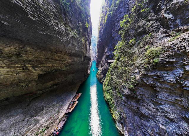 舟行碧波上 人在画中游