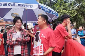 爱的鼓励！穿旗袍、拿向日葵、互相拥抱、击掌鼓励……他们为考生送上暖心祝福图片