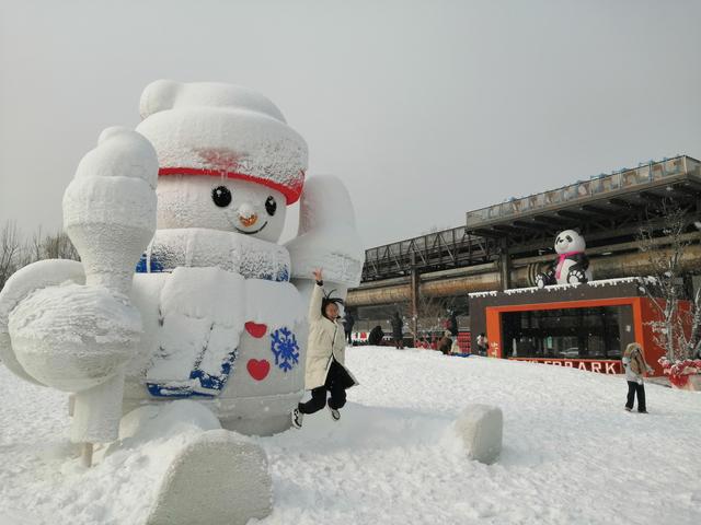 市民在首钢园游玩赏雪