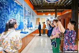 云南大理：游客深度体验白族扎染 “非遗+旅游”成文旅热点图片