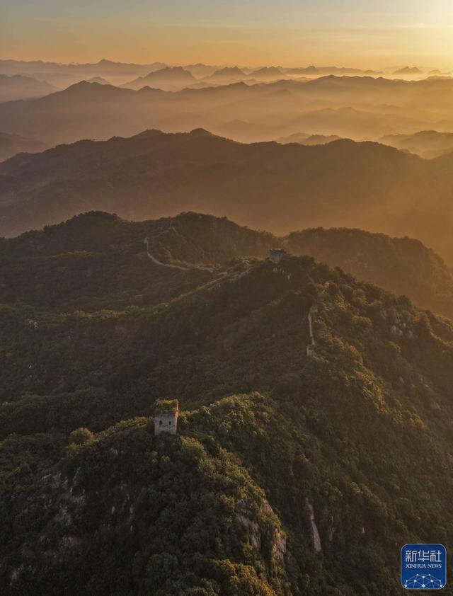 河北遵化：朝霞映长城 晨景美如画