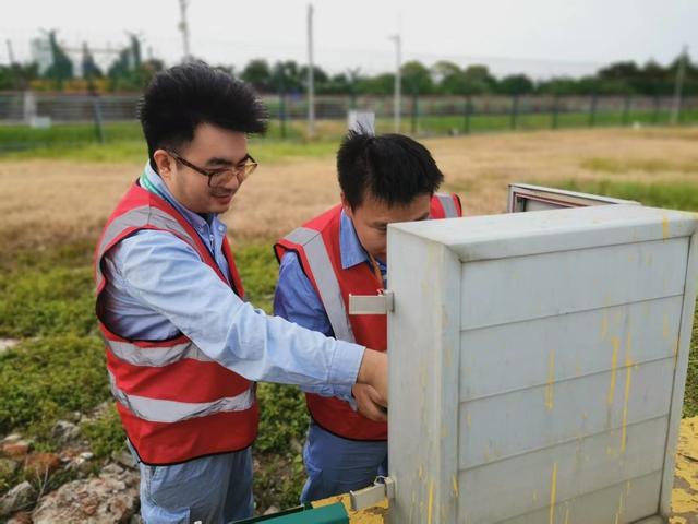 虹桥机场机坪地表温度最高时接近60℃，他们挥汗如雨保暑运顺畅