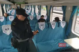 公益慢火车上的“摆渡人”图片