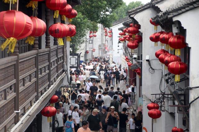 江苏苏州：山塘街人头攒动 出现暑期旅游高峰