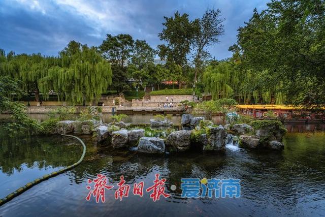 一年四季 泉在济南丨济南黑虎泉水位攀升，夜景迷人引客来