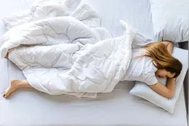 睡觉是最简单养生法，但切记“1要3不碰”！否则肝变肥、癌上门，别让身体毁在睡觉上图片