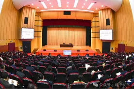 孟祥伟主持市委理论学习中心组（扩大）专题学习会议 以高水平安全保障高质量发展图片