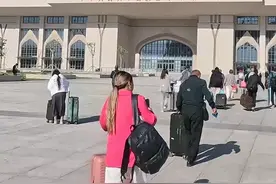 霍尔果斯口岸“五一”假期出入境人员超1.2万人次图片