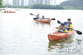 跟父亲一起劈波斩浪，市亲子定向越野挑战赛举行图片