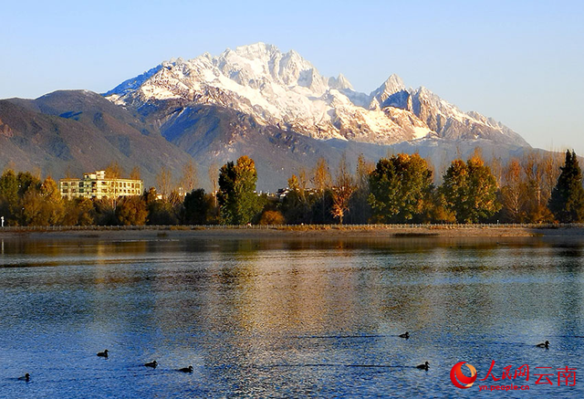 丽江玉龙雪山冬日限定版“日照金山”美如画