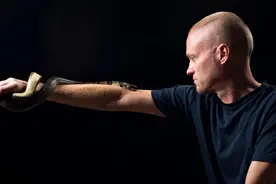 男子让毒蛇咬200多次注射蛇毒700多次，血液研发出广谱抗蛇毒血清图片