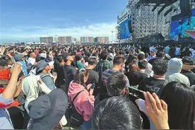 2024超级草莓音乐节在新疆乌鲁木齐热辣开唱图片