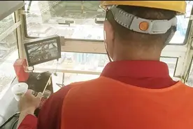 烈日下，坚守岗位的高空“绣花工”图片