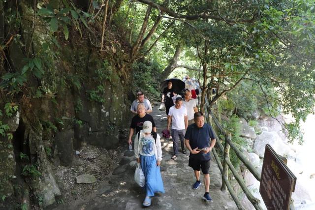 融水：“果冻水”吸引游客 “清凉游”持续升温