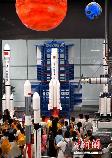 福州：市民走进科技馆感受航天航空等科技魅力