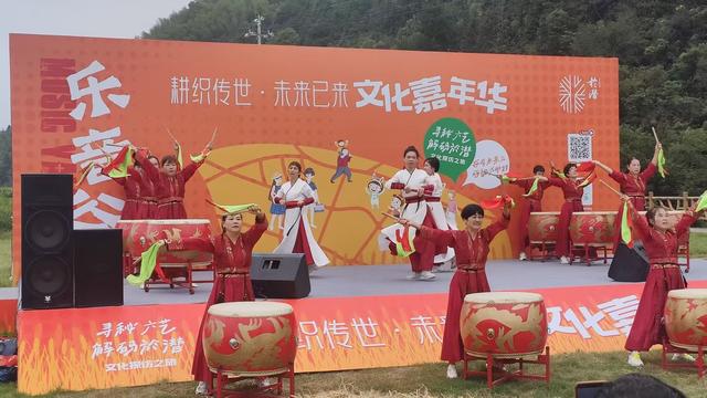 千亩稻田与现代舞台交织，耕织宋韵遇见未来