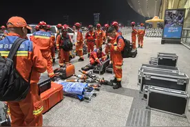 中国云南救援医疗队赶赴缅甸震区图片