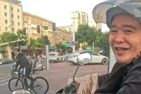 手机被一名老师捡到，汉堡店老板豪爽请全班免费吃汉堡图片