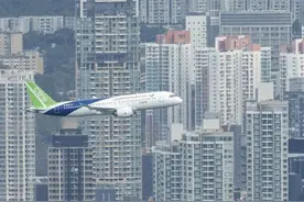 龙年腾飞！C919首次国外亮相图片