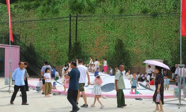 陇东首个“集装箱夜市”文旅街区亮相 宁县欢悦宁州开街运营