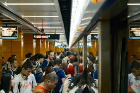 “五一”假期返穗客流逐步增长，广州地铁延长夜间服务图片