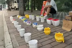 10岁妹妹因病瘫痪，河南许昌17岁小伙摆摊卖花盆补贴家用，城管给他点了1个月外卖图片