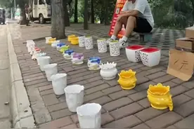 10岁妹妹因病瘫痪，河南许昌17岁小伙摆摊卖花盆补贴家用，城管给他点了1个月外卖图片