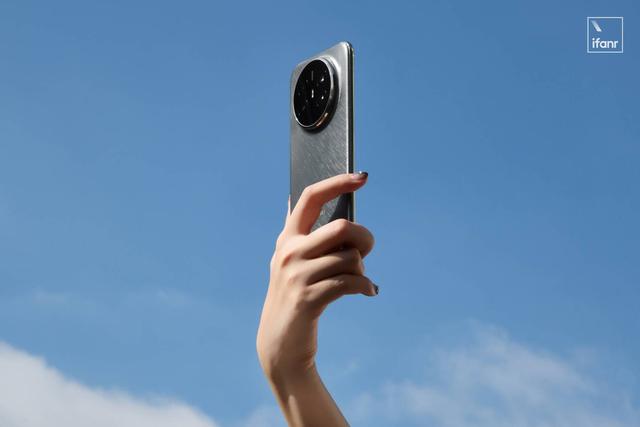 华为Mate 70 Air 轻薄旗舰：Air 的手感，Mate 的体验