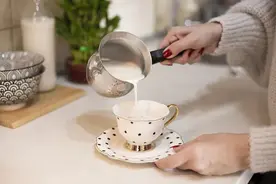 加热牛奶有3个大坑，营养流失还危险！图片