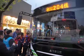 上海街头最近出现的“DZ”打头公交是什么车？图片