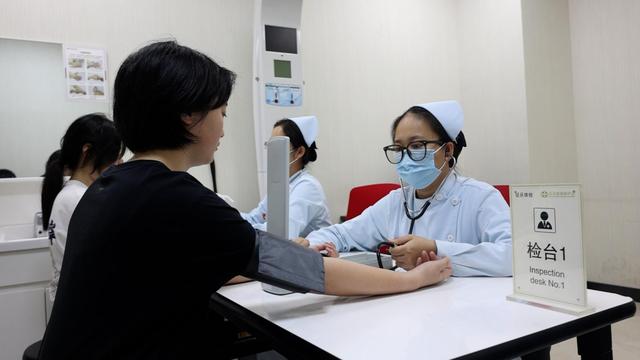 北京市下半年女兵征集体检工作启动，入围者超一半来自“双一流”