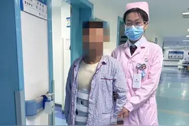 男子腰疼10年险瘫痪，医生助其快速恢复行走图片