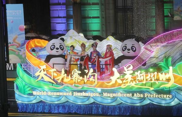 浦江畔夜宴启幕！上海旅游节大巡游点亮全球风情