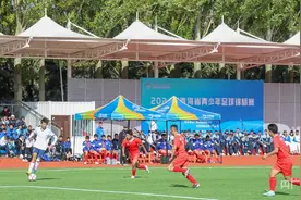 青海：400多名青少年以球会友  欢度国庆图片