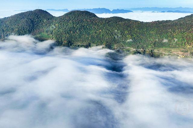 云雾为墨 晨雾奇观引人沉醉