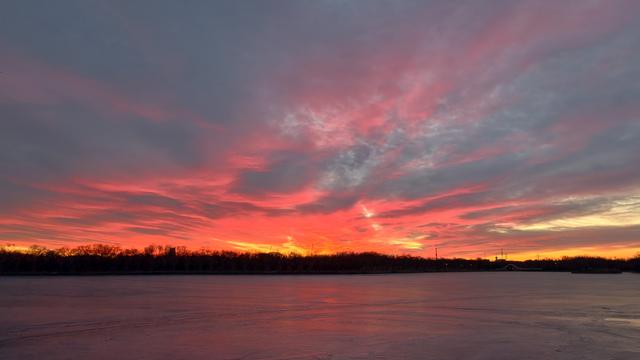 绝美朝霞来了！风歇月晕笼，霞流江泛红