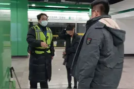 夫妻吵完架发现钻戒没有了 男子单肩包遗忘在车厢里 车站帮忙寻找图片