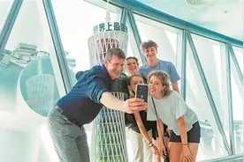 Canton Tower designer revisits with his family, amazed by its 'growth'图片