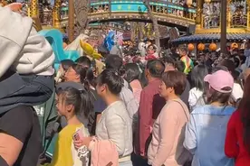 游客反映开封万岁山武侠城景区预约小程序崩了 文旅局：预约太多，景区已限流图片