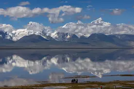 西藏：卓木拉日雪山图片