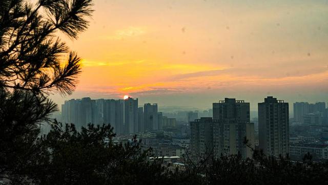 南漳晨光绘梦：当第一缕阳光吻醒湖畔的诗意