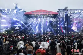 瓦依那献唱“一碗米酒”音乐节  “点燃”小城激情图片