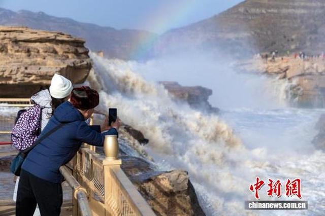 山西壶口展冬日画卷，现“青流飞瀑悬彩练”奇观