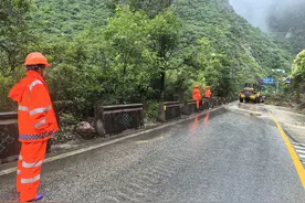 出行请注意！强降雨致国道318甘孜段多处断道图片