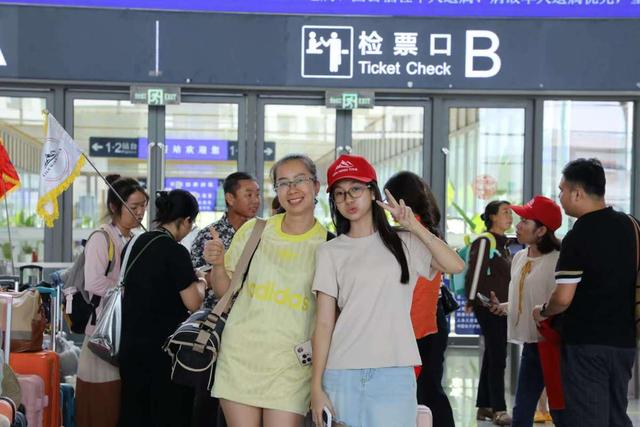 云南：中越跨境游热度攀升 河口北站越南旅客发送量同比增75%
