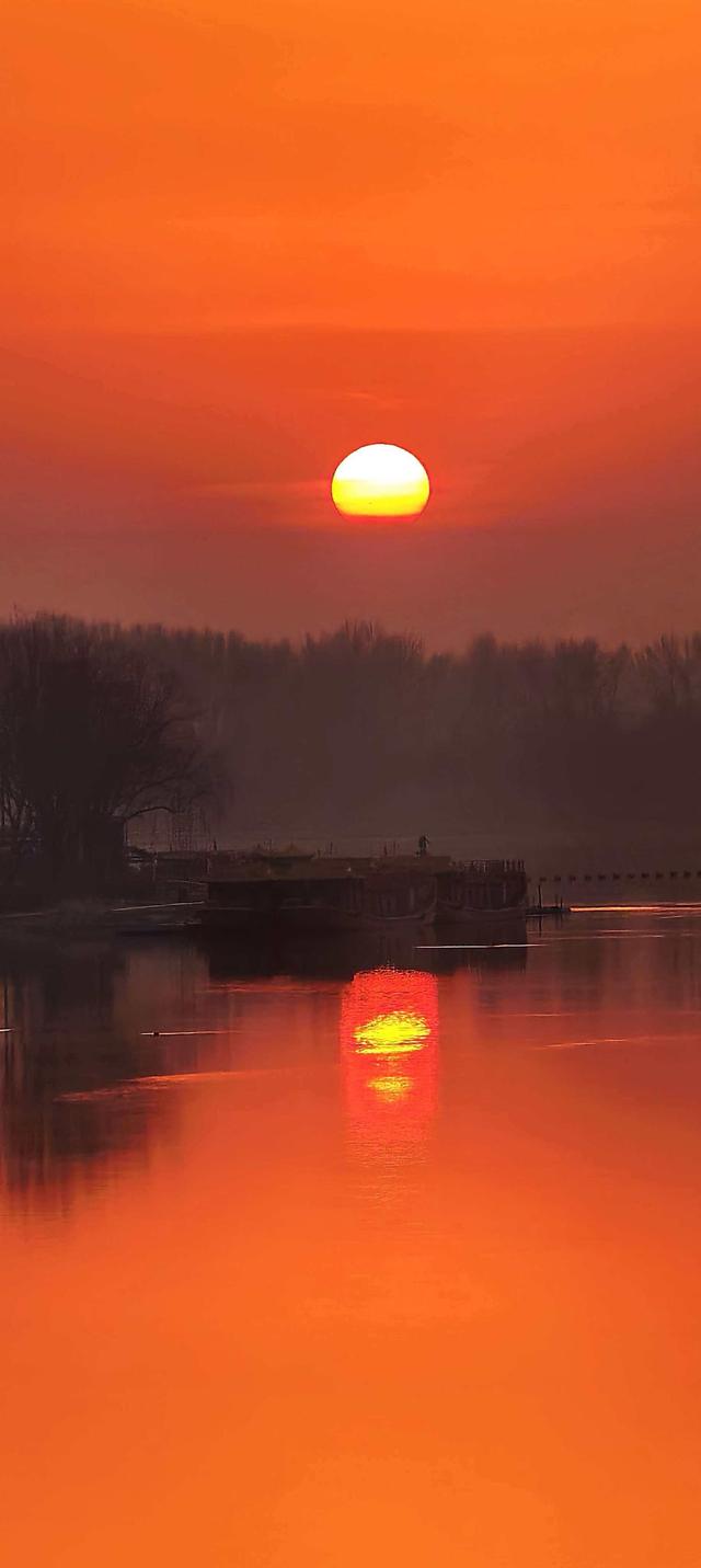 北京朝霞：水墨的留白里，藏着整片天空的色彩